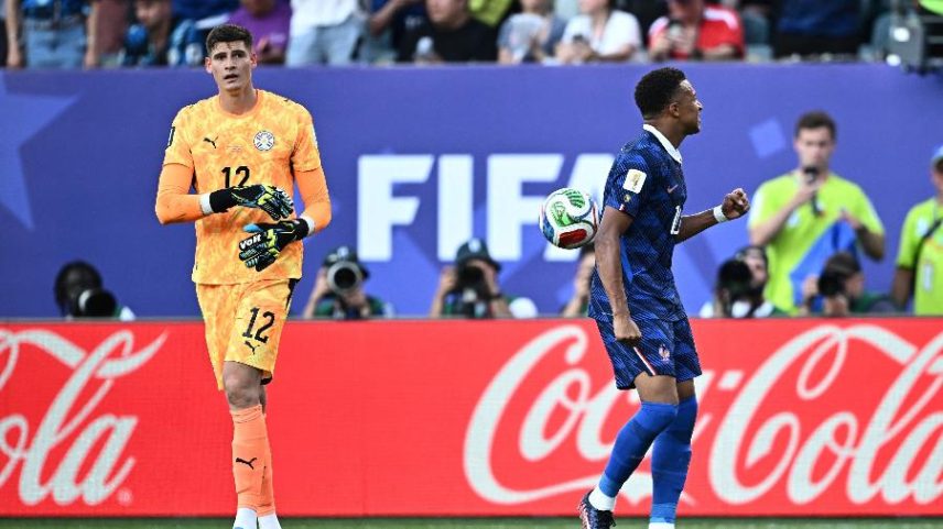 Orlando Gill, goleiro do Paraguai, jogou a bola em Mbappé, que não o cumprimentou