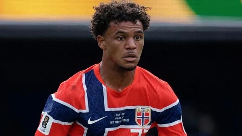 Oscar Bobb em ação durante jogo entre Brasil e Noruega na Copa do Mundo