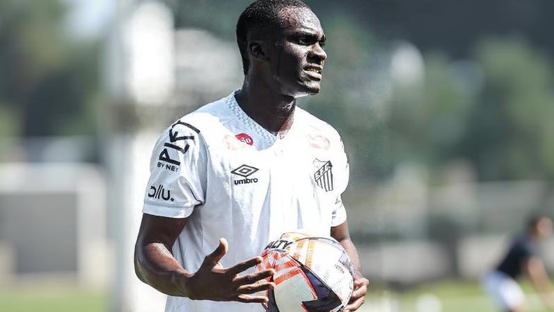 Lateral-direito do Sub-17 do Santos, o angolano Osvaldo é um dos convocados para o treino desta sexta-feira