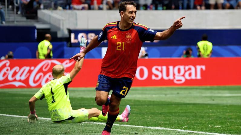 Oyarzabal comemora seu segundo gol na vitória da Espanha sobre a Áustria, pela Copa do Mundo — Foto: REUTERS/Lisi Niesner
