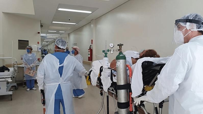 Paciente sendo conduzido para a UTI do Hospital Dr. Jayme Santos Neves, na Serra, o maior hospital público do Espírito Santo