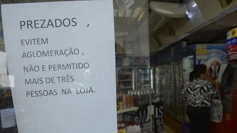 Na imagem (que não está na exposição), aviso em porta de estabelecimento no Rio pede para evitar aglomerações