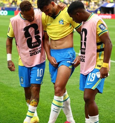 Paquetá sai de campo mandando no intervalo de Brasil x Japão, na segunda fase da Copa do Mundo