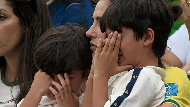 Filhos de Paquetá choram muito após eliminação do Brasil na Copa do Mundo — Foto: Reprodução / TV Globo