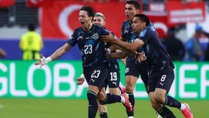 Matías Galarza, meio-campista do Paraguai, celebrando o gol marcado sobre a Turquia, pela Copa do Mundo