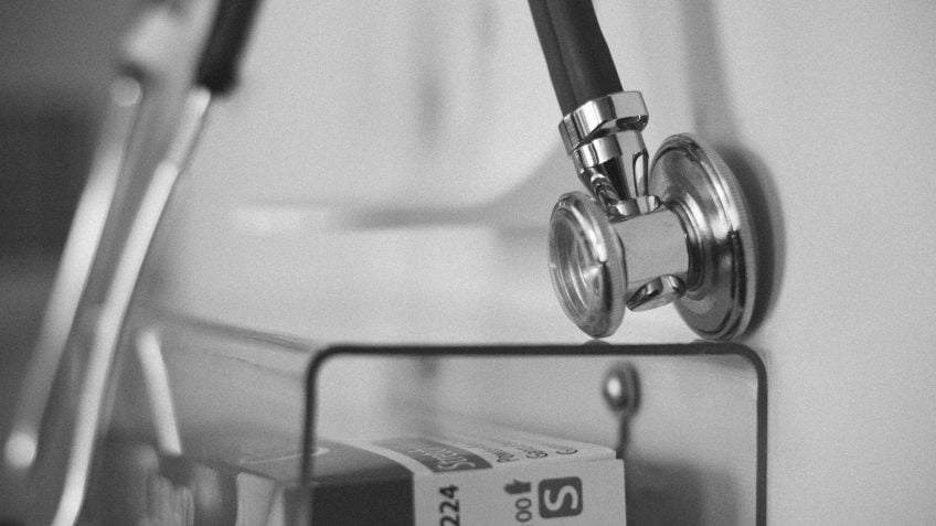 Ritmo no número de mortes por meningite é menor do que a OMS projetava; na imagem, um estetoscópio