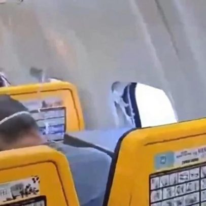Janela sai voando em avião e passageiro fica parcialmente para fora