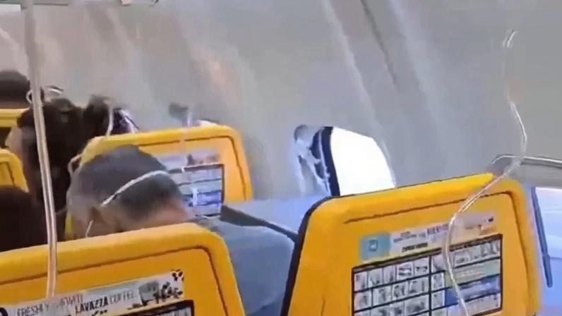 Janela sai voando em avião e passageiro fica parcialmente para fora