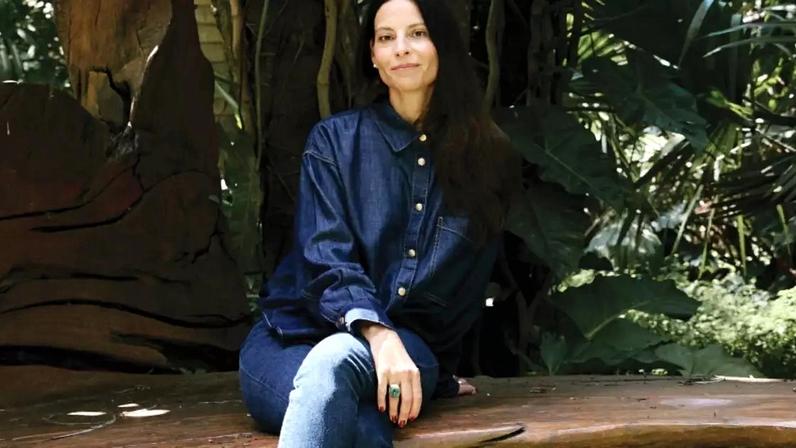 Paula Azevedo com a filha, em frente à obra de Oiticica, na primeira visita, em 2011