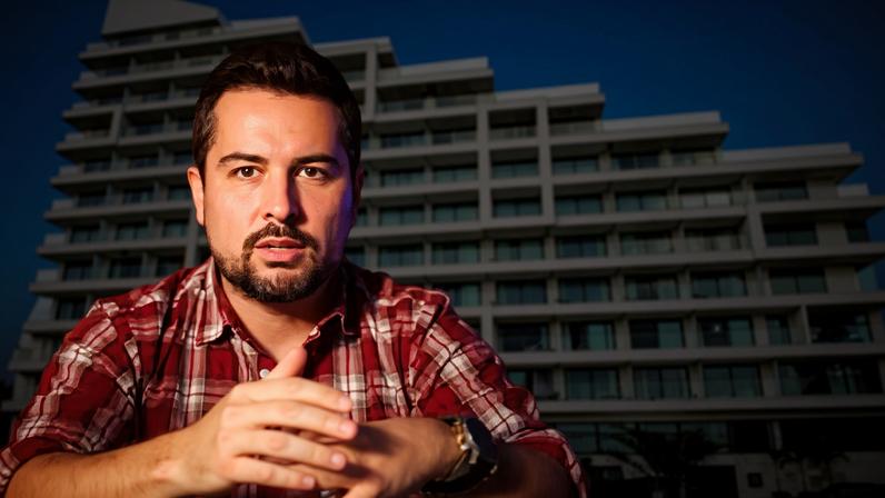 Operação fraudulenta de Paulo Figueiredo quebra hotel e lesa aposentados