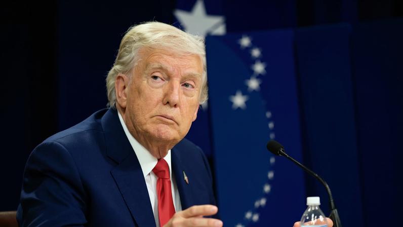 Trump e Petro voltaram a conversar após encontro na Casa Branca em fevereiro, em momento de tensões renovadas entre os dois presidentes (Foto: Aaron Schwartz/Bienvenido Velasco/EFE)