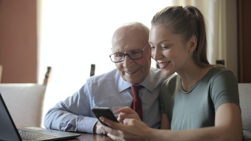 Como solicitar isenção de IPTU para idosos em 2026? Veja quem tem direito — Foto: Reprodução/Pexels/Andrea Piacquadio