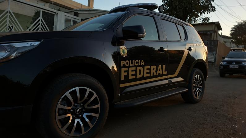 Imagens coloridas mostram agente com colete preto da Polícia Federal avaliando material apreendido