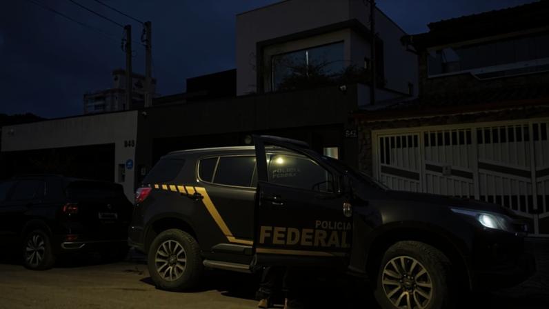 Imagem colorida mostra viatura da PF durante operação contra sancionados pelos EUA por suposto envolvimento com o PCC. Metrópoles