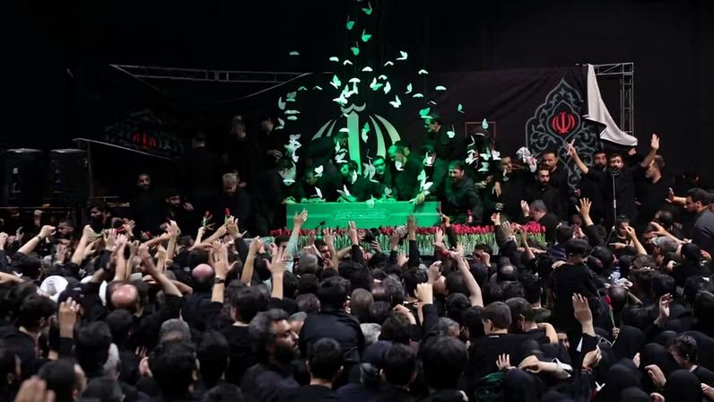 Caixão de Ali Khamenei em cerimônia fúnebre no Irã, em 2 de julho de 2026 — Foto: Mehr News