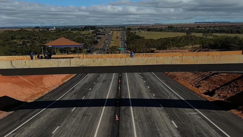Pista inferior de viaduto em construção na BR-020 é liberada