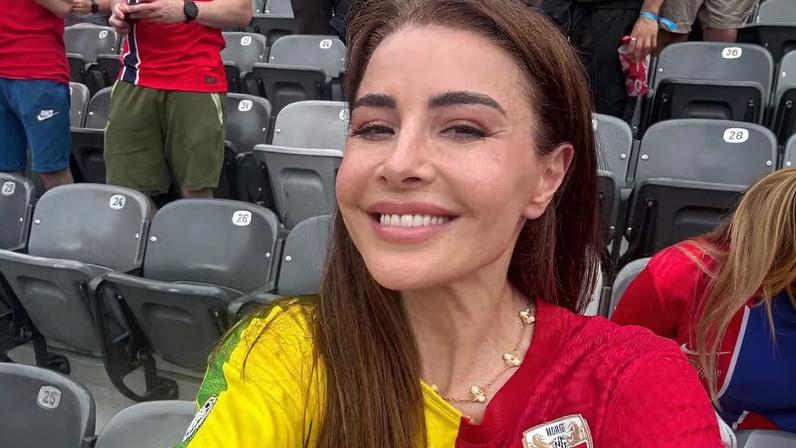 Empresária de Haaland, Rafaela Pimenta vai ao jogo com camisa dividida com as cores de Brasil e Noruega — Foto: Reprodução/Instagram