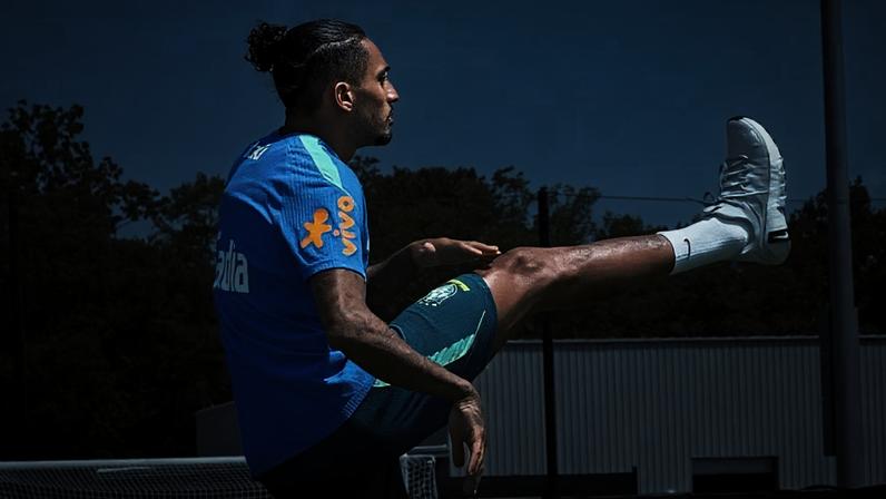 Raphinha durante treino da seleção brasileira