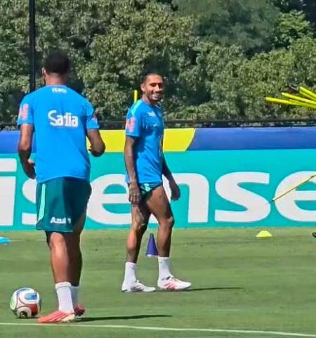 Raphinha treina de chuteiras e com o grupo da seleção na antevéspera de jogo contra a Noruega