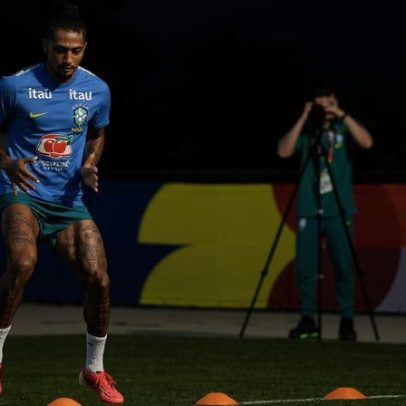Raphinha volta a treinar com a seleção brasileira após lesão