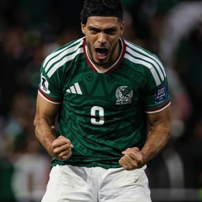 Raúl Jiménez volta após grave acidente e inspira futebol mexicano