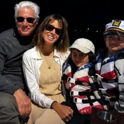 Richard Gere faz raro post com esposa e filhos