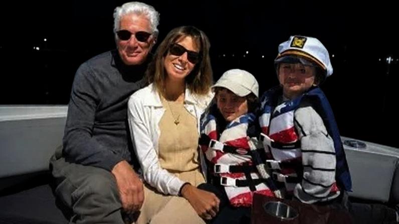 Richard Gere compartilha clique raro com a família
