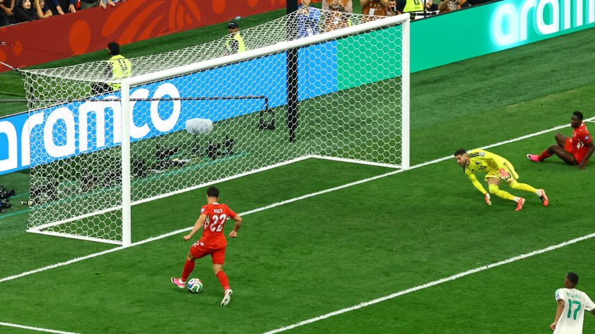 Rieder perde um gol feito para a Suíça diante da Argélia — Foto: Albert Gea/Reuters