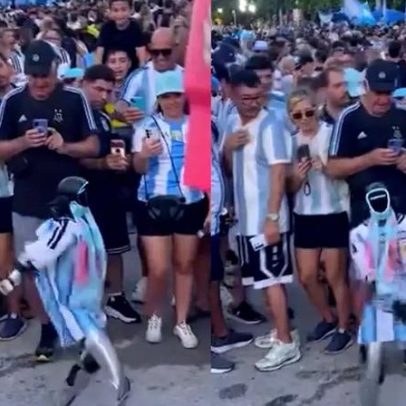 Torcida Argentina ganha robô humanoide dançarino nos EUA para apoiar Messi