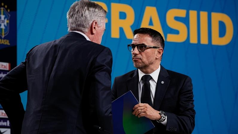 Rodrigo Caetano conversa com Carlo Ancelotti