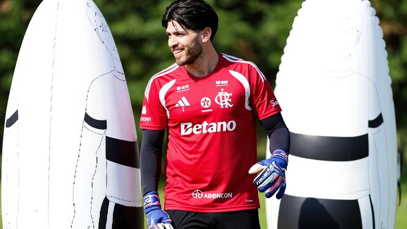 Rossi, goleiro do Flamengo, em treino em Portugal