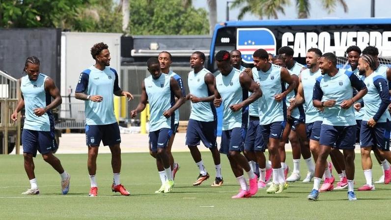 Ryan Mendes, capitão de Cabo Verde, sorri à frente de companheiros antes de treino para enfrentar a Argentina