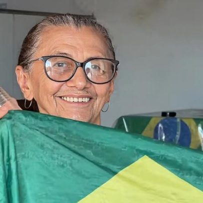 Vovó torcedora mantém tradição de quebrar copos a cada gol do Brasil