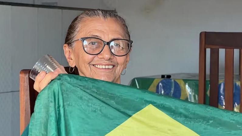 Vovó torcedora da Seleção cria tradição de quebrar copos a cada gol do Brasil: "Dizem que eu sou doida" — Foto: Rede Clube