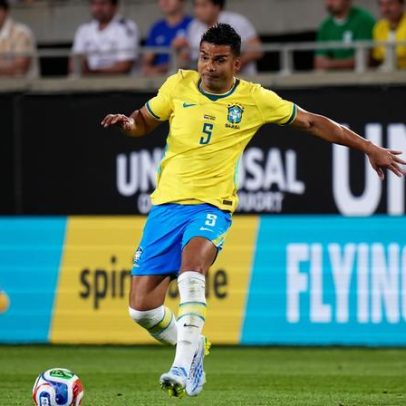 Casemiro e Danilo pendurados contra a Noruega