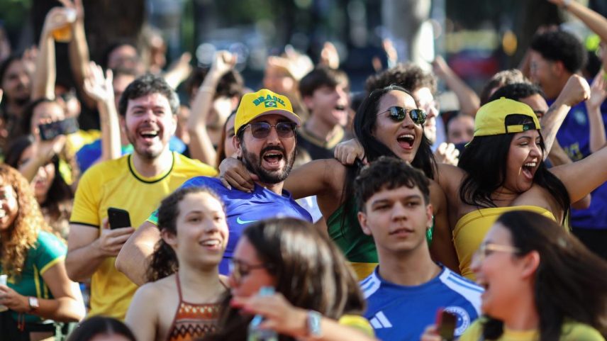 Ao som do funk Créu, torcedores brasileiros dão resposta bem-humorada à torcida da Noruega