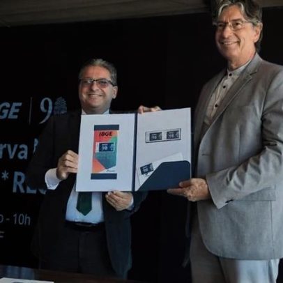 Correios lançam selo em comemoração aos 90 anos do IBGE