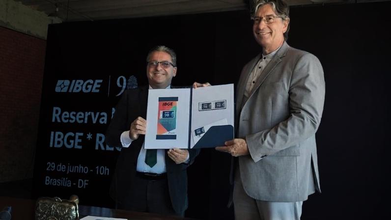 Correios lançam selo em comemoração aos 90 anos do IBGE