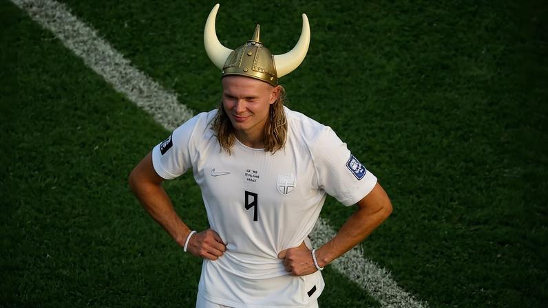 O norueguês Erling Haaland usa um capacete viking enquanto comemora após partida que garantiu a classificação da Noruega para as oitavas de final da Copa do Mundo. — Foto: REUTERS/Issei Kato