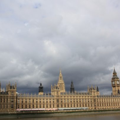 Pai do Brexit renuncia cargo no Parlamento britânico
