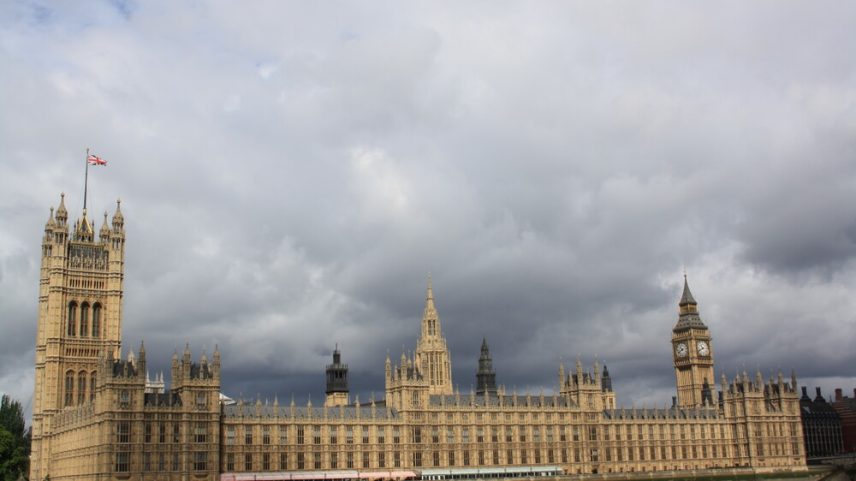 Pai do Brexit renuncia cargo no Parlamento britânico