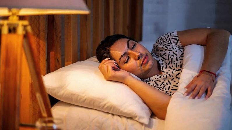 "Mesmo que a pessoa se alimente bem, exercite-se e durma a quantidade adequada de horas, ela ainda pode estar prejudicando o coração se dorme em um ambiente iluminado", avalia cardiologista