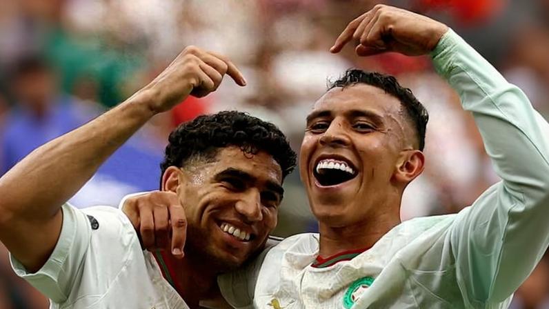 Soufiane Rahimi, do Marrocos, comemora o terceiro gol da equipe ao lado de Achraf Hakimi