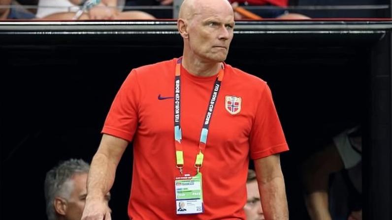 Stale Solbakken, técnico da Noruega, em ação contra a Costa do Marfim, na Copa do Mundo