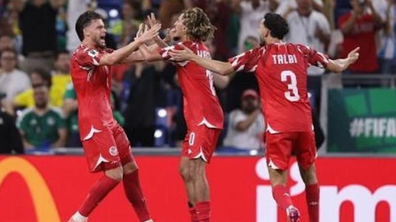 Jogadores da Tunísia celebrando o gol marcado sobre a Suécia, em jogo da primeira rodada da Copa do Mundo
