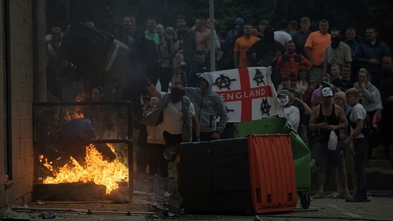 Manifestantes anti-imigração fazem protesto em Rotherham, Reino Unido