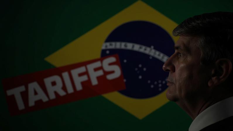 Miniatura do presidente dos EUA, Donald Trump, em ilustração diante da bandeira do Brasil com a palavra "tarifas"
