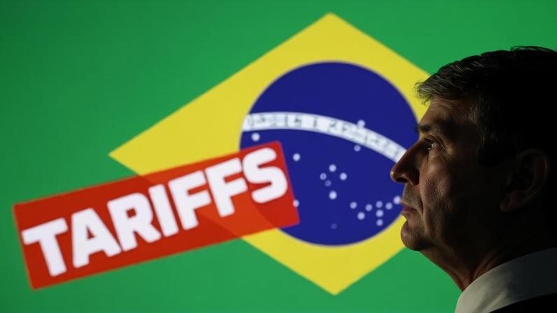 Miniatura do presidente dos EUA, Donald Trump, em ilustração diante da bandeira do Brasil com a palavra "tarifas"