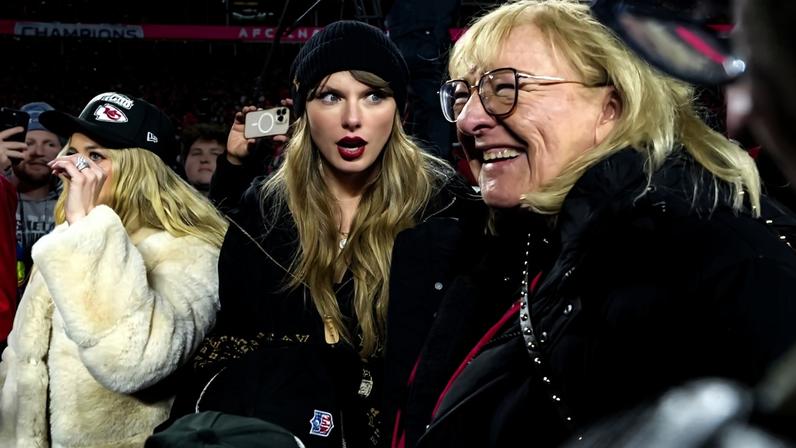 A cantora Taylor Swift ao lado da sogra, Donna Kelce - Metrópoles