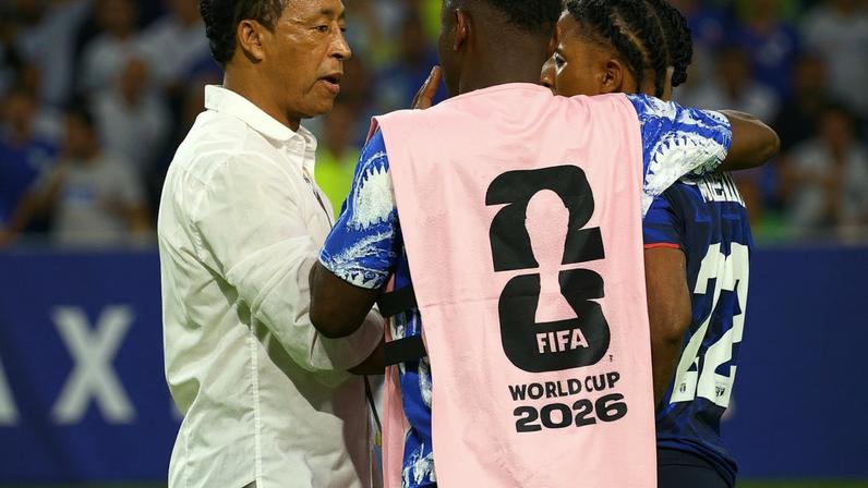 O técnico de Cabo Verde, Pedro Brito, conversa com seus jogadores durante partida contra a Argentina
